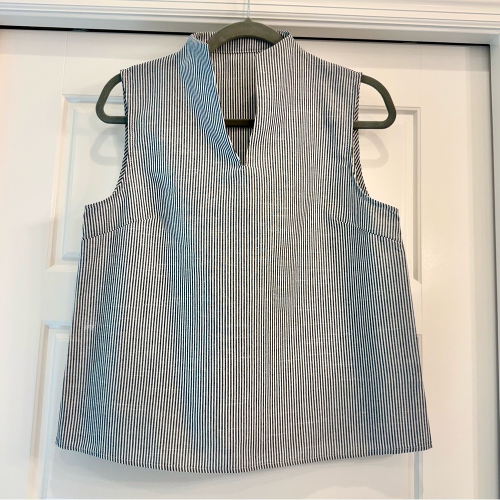 SHEIN Black and White Striped V-Neck Sleeveless Top